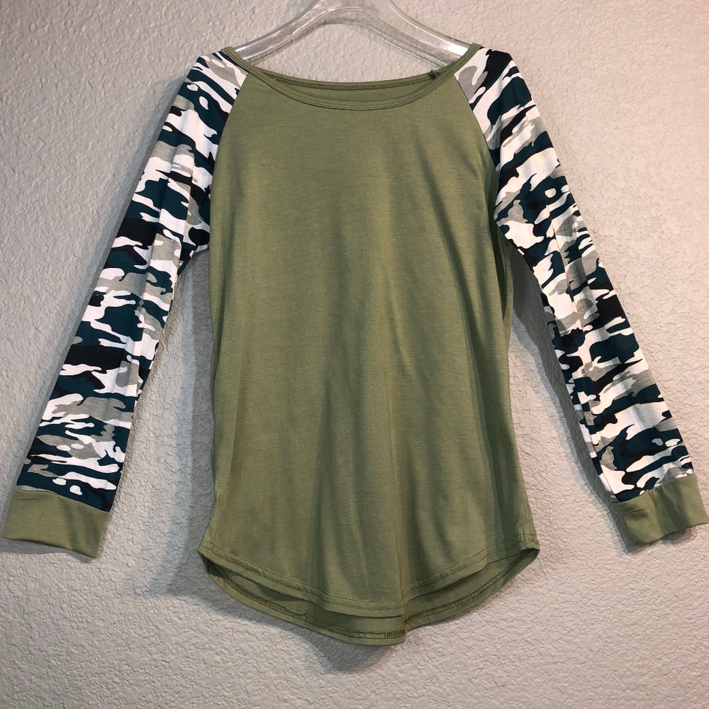Camo print top, Size L